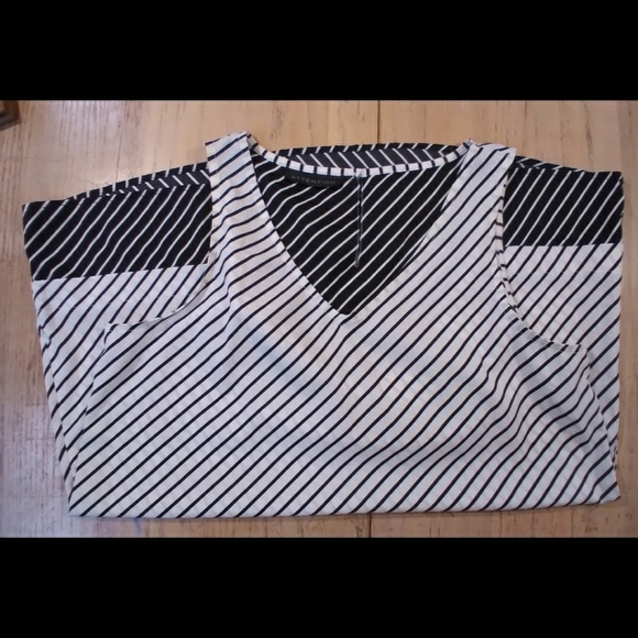 Attention black and white striped sleeveless top - Picture 5 of 6